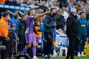 Eric Dier đề nghị nhân viên y tế cứu giúp cổ động viên đột quỵ. 