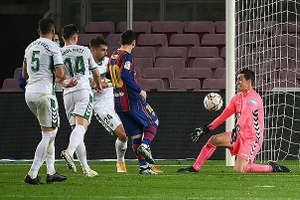 Messi lập cú đúp bàn thắng vào lưới Elche tại vòng 24 La Liga.