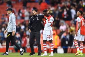 Mikel Arteta an ủi các cầu thủ sau thất bại trên sân nhà nhà trước Chelsea.