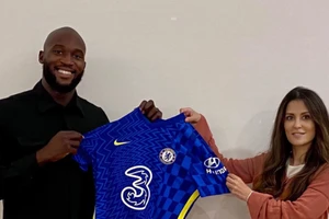 Lukaku chính thức "tái hôn" Chelsea hôm 12/8.