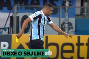 Tiền đạo Diego Souza cướp thẻ vàng của trọng tài mà không trả.