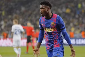 Fati ăn mừng bàn thắng mang thương hiệu Aguero để tri ân đàn anh.