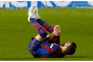 Pique dính chấn thương trong trận gặp Sevilla ở bán kết Cúp Nhà Vua.