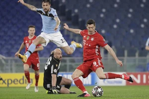 Lewandowski ghi bàn vào lưới Lazio.