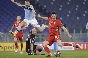 Lewandowski ghi bàn vào lưới Lazio.