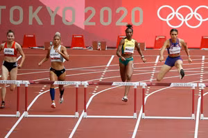 Quách Thị Lan (ngoài cùng, bên trái) giành vé vào bán kết nội dung 400m rào nữ tại Olympic Tokyo 2020.
