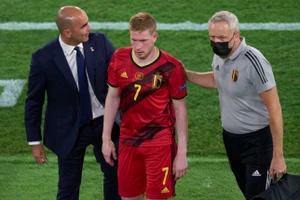 Kevin De Bruyne buộc phải rời sân đầu hiệp 2 trận Bỉ- Bồ Đào Nha.