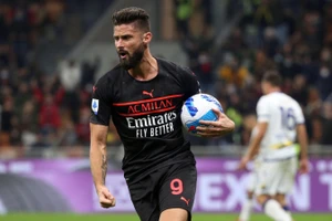 Trở lại sau chấn thương Giroud giúp AC Milan ngược dòng ngoạn mục.