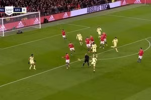 Smith Rowe ghi bàn thắng kỳ lạ vào lưới Man Utd.