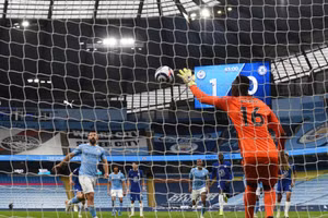 Cú đá 11m nặng tính biểu diễn của Aguero khiến Man City lỡ vô địch sớm.