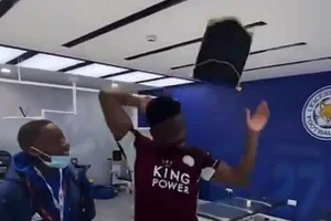 Hình ảnh Daniel Amartey ném cờ hiệu của Chelsea.