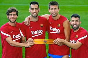 4 thành viên ban cán sự Barca hiện tại, gồm: Sergi Roberto, Busquets, Pique và Alba.
