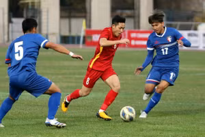 Hai Long (áo đỏ) và các đồng đội sẽ đối đầu với Myanmar vào ngày 2/11 với mục tiêu có điểm để dự Vòng chung kết U23 châu Á 2022.