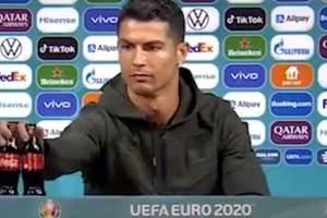 Ronaldo cất 2 chai Coca-Cola khỏi tầm nhìn.