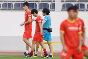 Công Phượng, Hoàng Đức phải tập riêng với bác sĩ Choi.