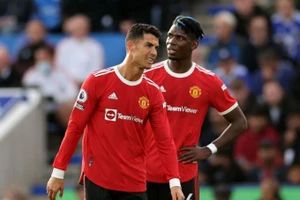 Pogba muốn được hưởng lương cao hơn đàn anh Ronaldo mới đồng ý gia hạn với Man Utd.