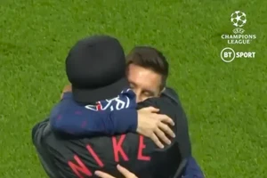 Messi và Ronaldinho tái ngộ xúc động tại Parc des Princes trước trận PSG hạ RB Leipzig 3-2.