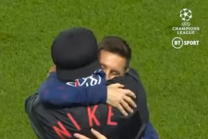 Messi và Ronaldinho tái ngộ xúc động tại Parc des Princes trước trận PSG hạ RB Leipzig 3-2.