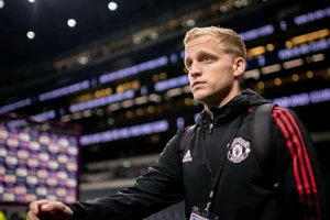 Real Madrid sẵn sàng giải cứu Van De Beek khỏi Man Utd.