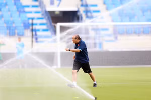 Bị nước phun thầy Park giật mình bỏ chạy.