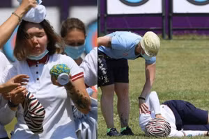 Nữ cung thủ Nga Svetlana Gomboeva ngất xỉu khi tranh tài tại Olympic Tokyo 2020.