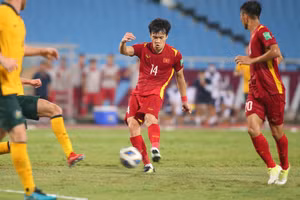 Hoàng Đức đang chơi nổi bật trong màu áo tuyển Việt Nam.