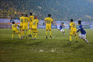 Vòng 1 V-League 2021 với các khán đài sôi động. (Ảnh TTXVN).