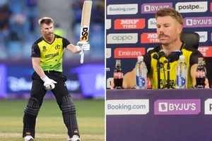 David Warner bắt chước Ronaldo tẩy chay Coca-Cola trong họp báo.