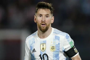 Messi đã phải nén đau thi đấu thời gian qua.