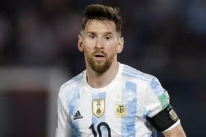 Messi đã phải nén đau thi đấu thời gian qua.