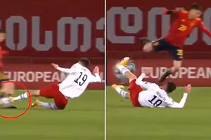 Tài năng trẻ Barcelona bị phạm lỗi thô bạo.