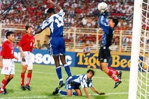 Bàn thắng tại Tiger Cup 1998 của Sasi Kumar khiến anh có được biệt danh "Cái lưng của Chúa" và trở thành huyền thoại sống của bóng đá Singapore.