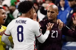 Luis Chaka Rodríguez (số 21).