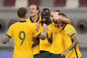 Các cầu thủ Australia mừng chiến thắng 3-0 trước Trung Quốc ở lượt đầu vòng loại thứ ba World Cup 2022 khu vực châu Á,.