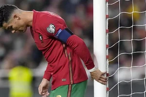 Ronaldo thất vọng sau trận thua Serbia.