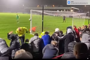‘Chết cười’ cú đá penalty… bay mũ nhân viên an ninh