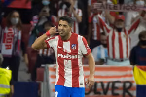 Cử chỉ ăn mừng "khó hiểu" của Suarez khi ghi bàn vào lưới đội bóng cũ Barca.