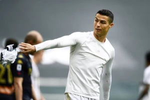 Ronaldo ném áo, đấm đá vào tường vì không ghi bàn, dù đội nhà thắng to.