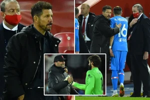 Simeone lại từ chối bắt tay đồng nghiệp Klopp