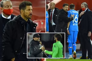 Simeone lại từ chối bắt tay đồng nghiệp Klopp