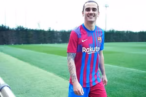 Antoine Griezmann trong màu áo thi đấu mới của Barcelona.
