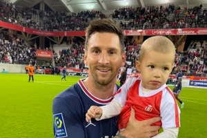 Messi bế con của thủ môn đối thủ gây sốt mạng xã hội.