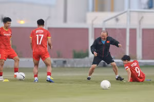 Thầy Park cười khoái chí khi "hạ gục" Văn Toàn trong phần chơi "đá bóng ma".