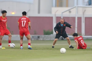 Thầy Park cười khoái chí khi "hạ gục" Văn Toàn trong phần chơi "đá bóng ma".