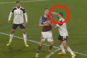 Cầu thủ Ngoại hạng Anh bị đuổi khỏi sân vì vô tình đánh cùi chỏ vào đối thủ. 