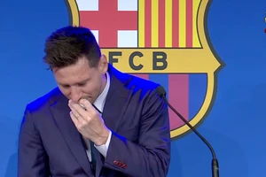 Messi bật khóc cả trước và trong buổi họp báo chia tay Barca.