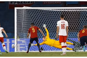 Gerard Moreno bỏ lỡ quả phạt đền trong trận Tây Ban Nha hoà Ba Lan 1-1.
