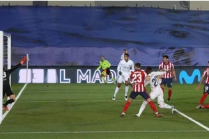 Một cuộc so tài giữa Real Madrid và Atletico Madrid.