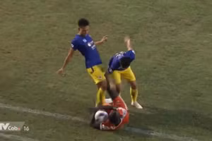 Việt Anh có hành vi phi thể thao với đồng đội cũ Kebe.