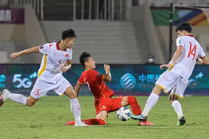 Thanh Bình (số 5) mắc sai lầm dẫn đến Việt Nam nhận bàn thua cuối trận.